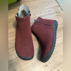 Red JBU women’s double side zip lined women’s ankle boots size 8